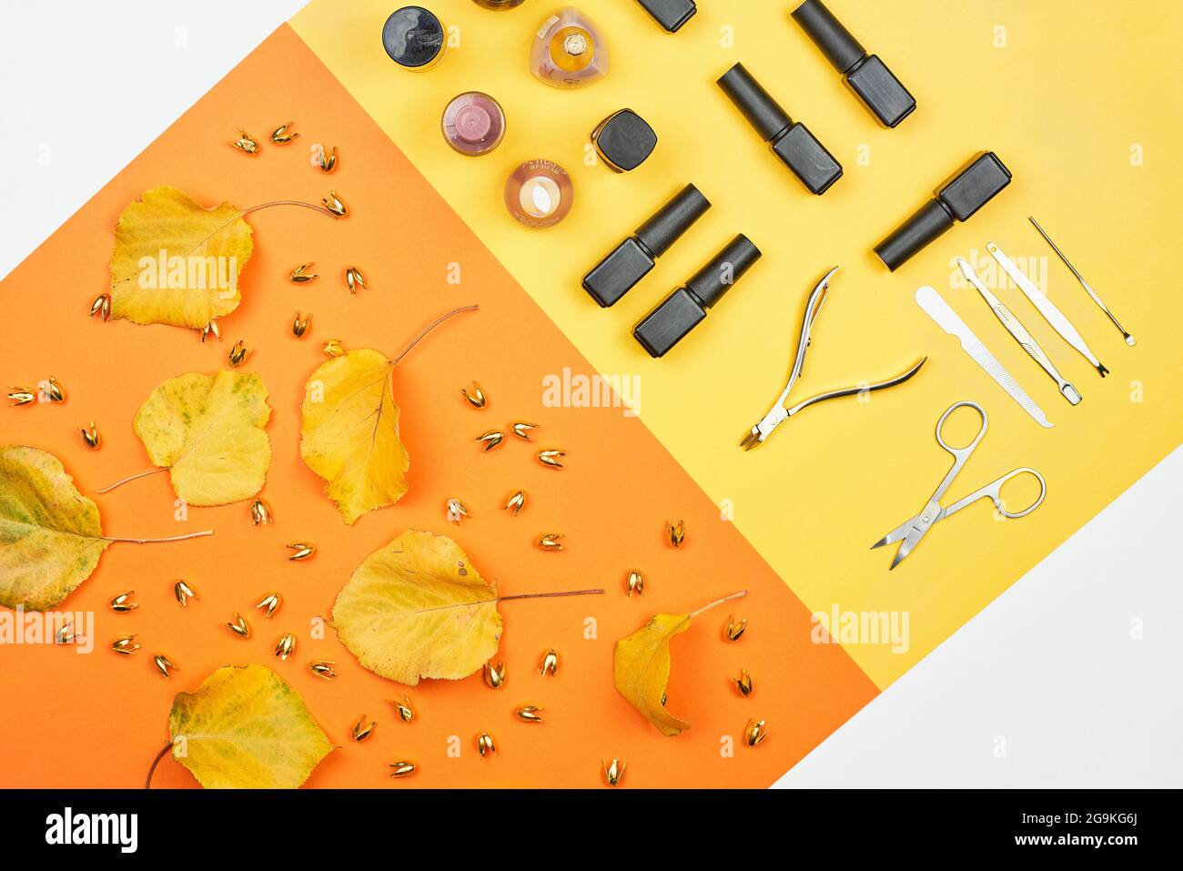 Fondo manicure autunnale con strumenti e strumenti professionali per manicure su sfondo arancione Foto Stock