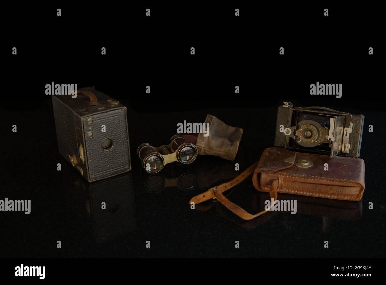 Fotocamere e binocoli di Still Life su sfondo nero Foto Stock