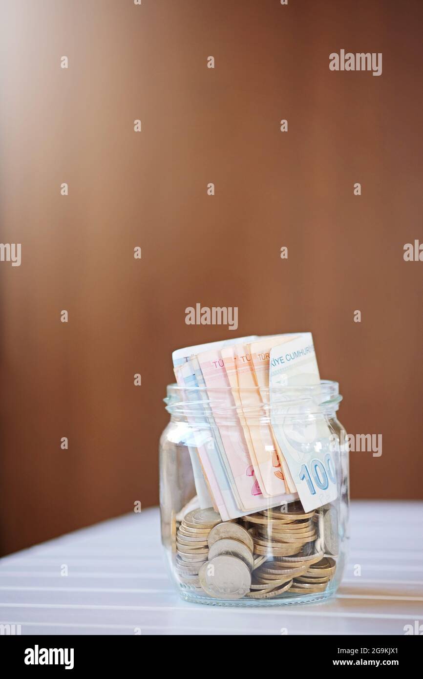 Lire e monete di denaro turche in jar.blurred background.Saving concetto di denaro. Foto Stock