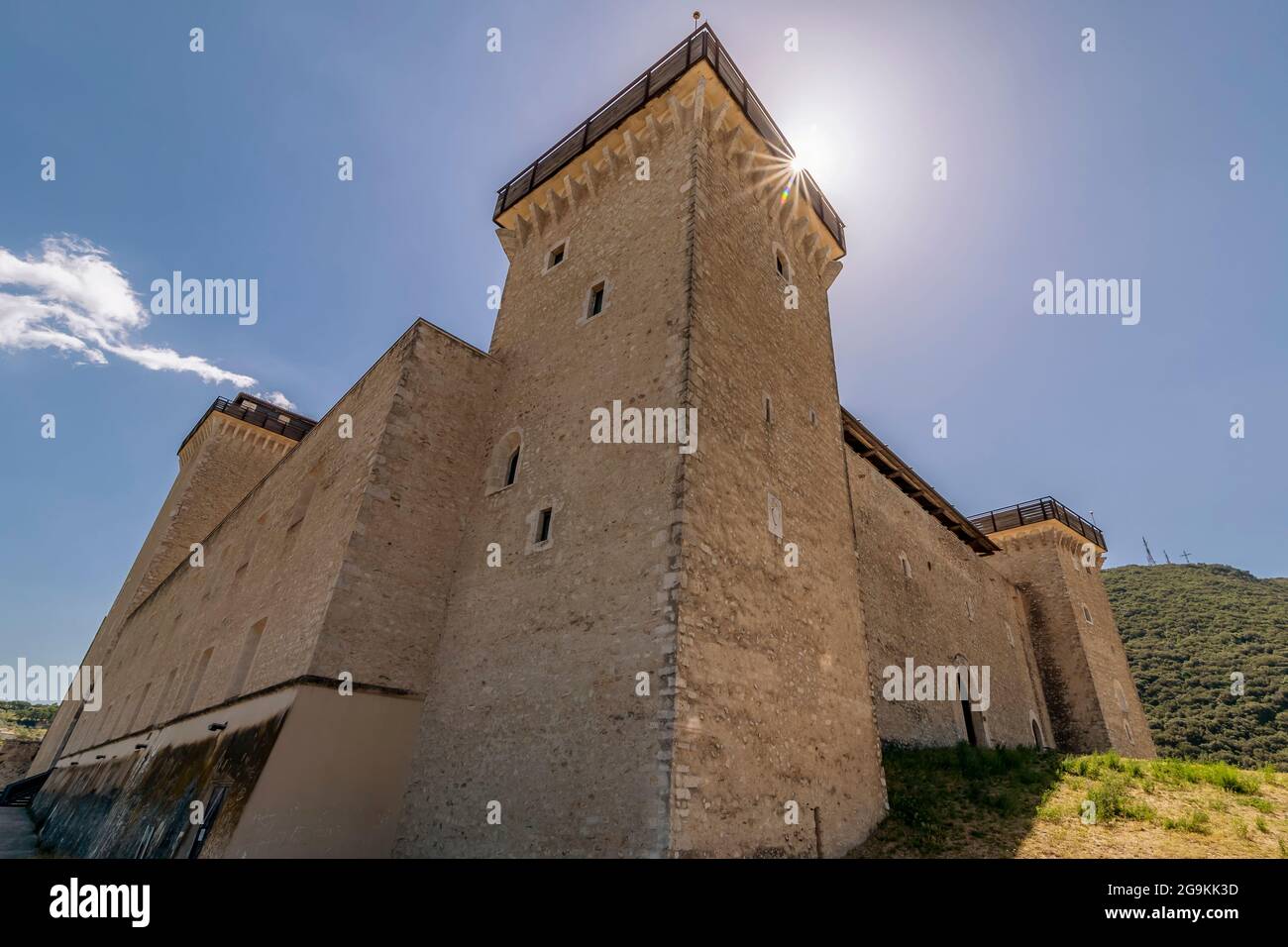 Il sole filtra sulla cima della Rocca Albornoziana di Spoleto Foto Stock