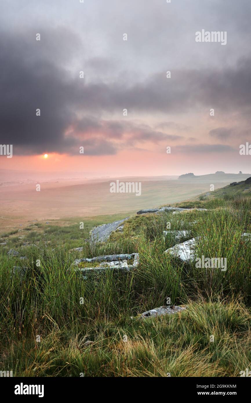 Teesdale, County Durham, Regno Unito. 27 luglio 2021. Regno Unito Meteo. Con tempeste e precipitazioni torrenziali previste per l'Inghilterra settentrionale, è stato un inizio di giornata mistoso e piuttosto atmosferico a Teesdale, nella contea di Durham, quando il sole sorse sui North Pennines. Credit: David Forster/Alamy Live News Foto Stock