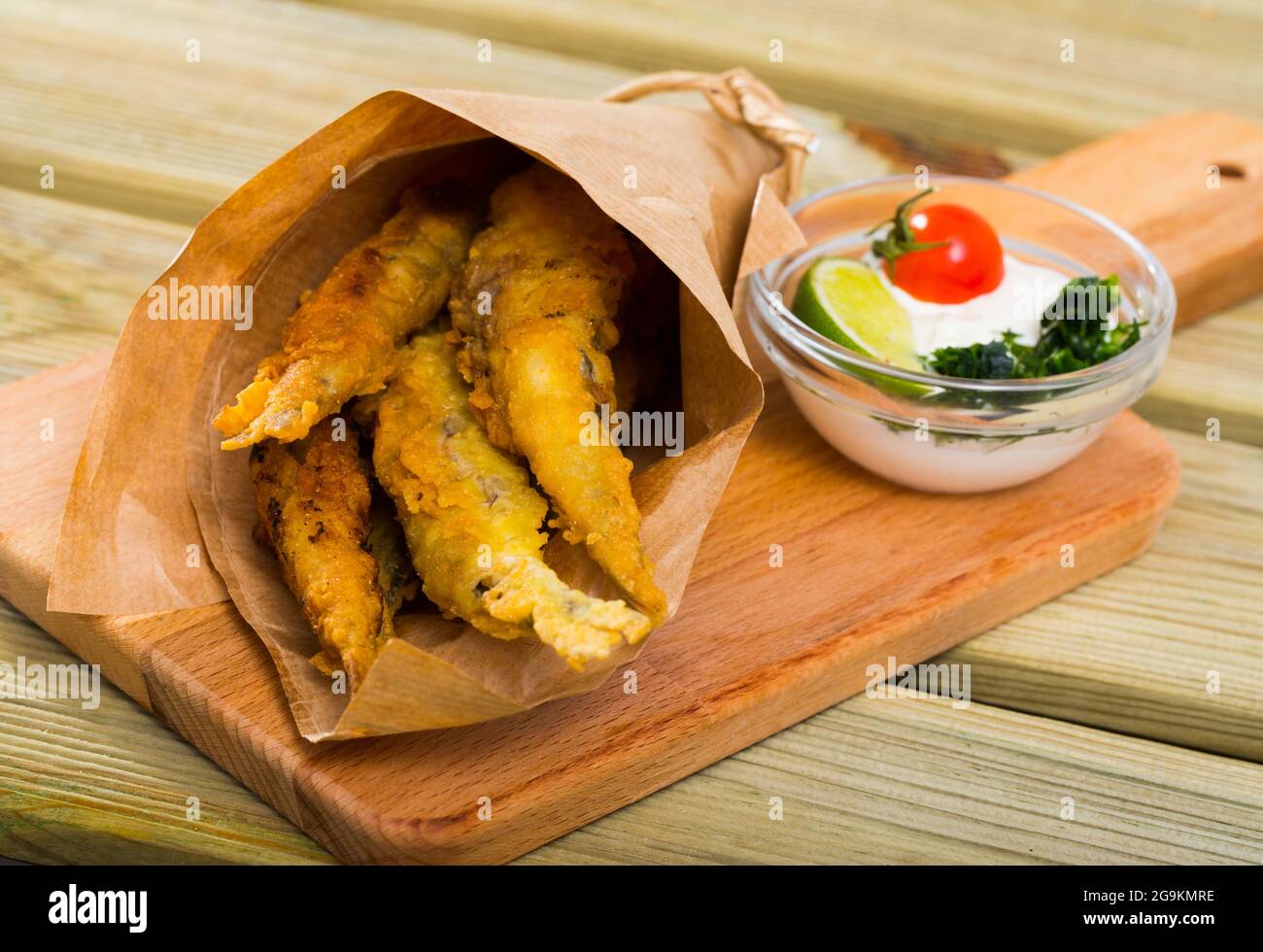 Pesce e patatine con salsa di formaggio cremosa Foto Stock