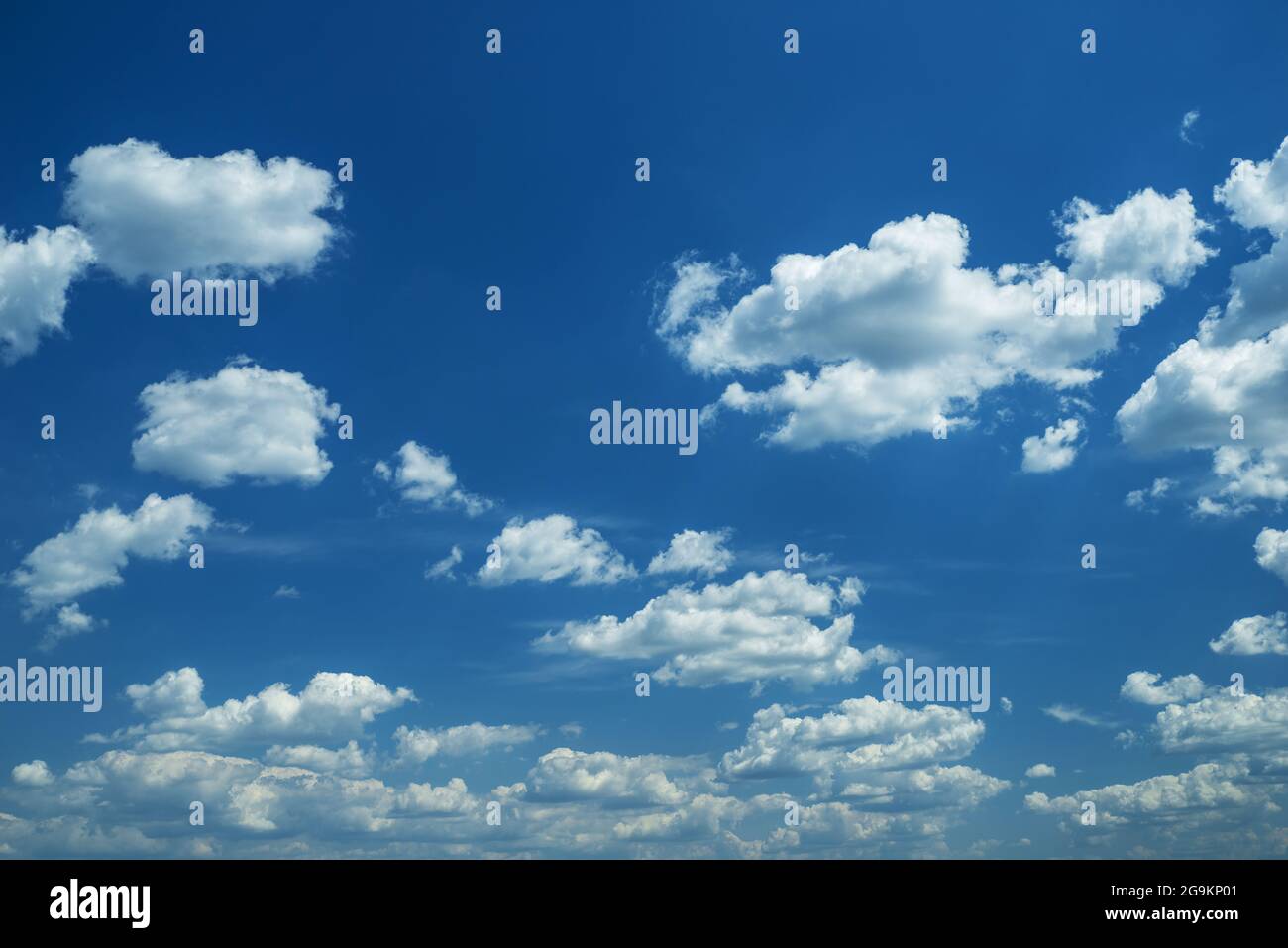 Alcune nuvole di forma leggera nel cielo azzurro pulito. Natura sfondo. Foto Stock