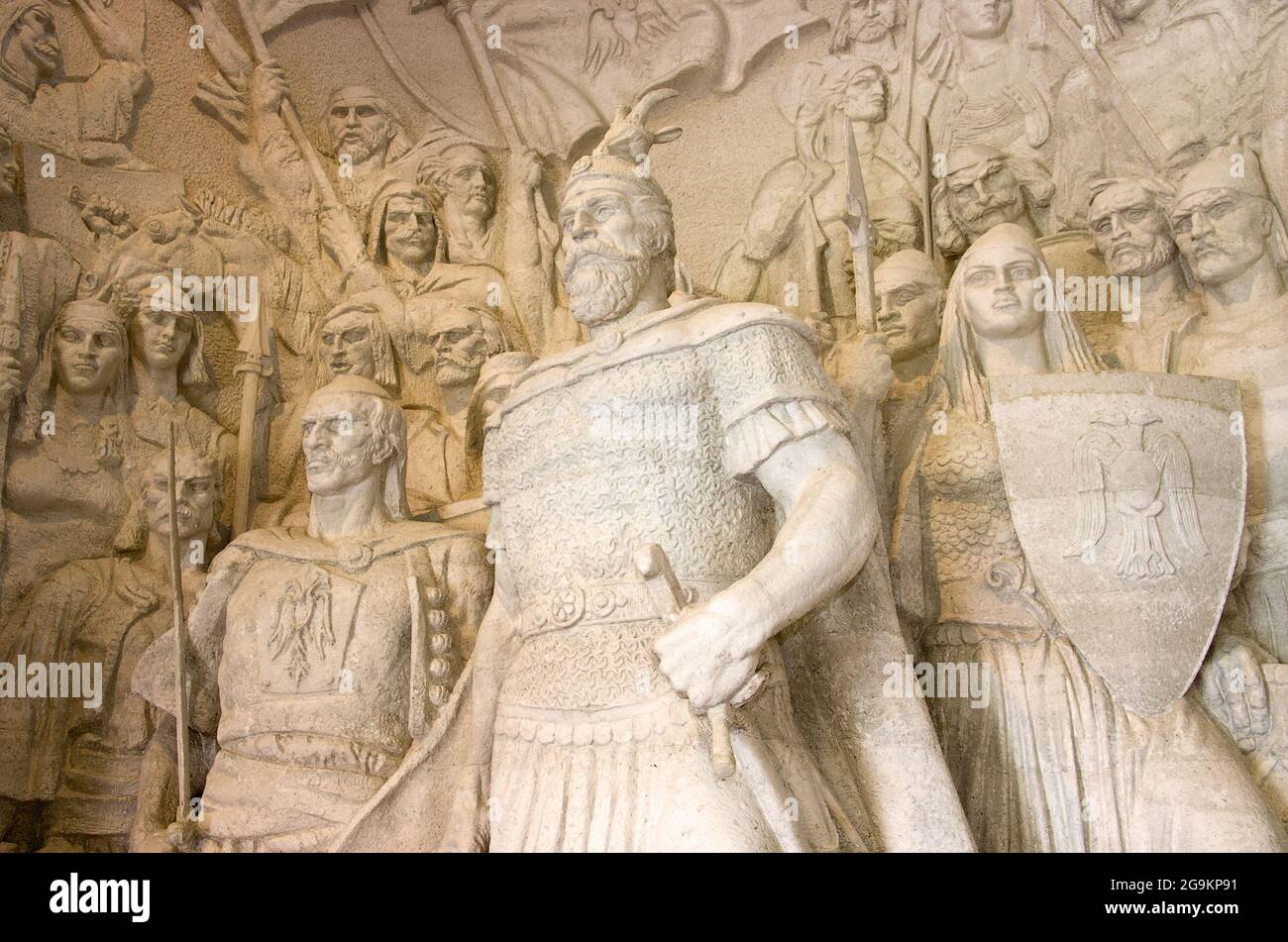Kruja, Albania - 23 luglio 2012: Un gruppo scultoreo guidato dall'eroe nazionale G. K. Skanderbeg si trova nella Natio Foto Stock