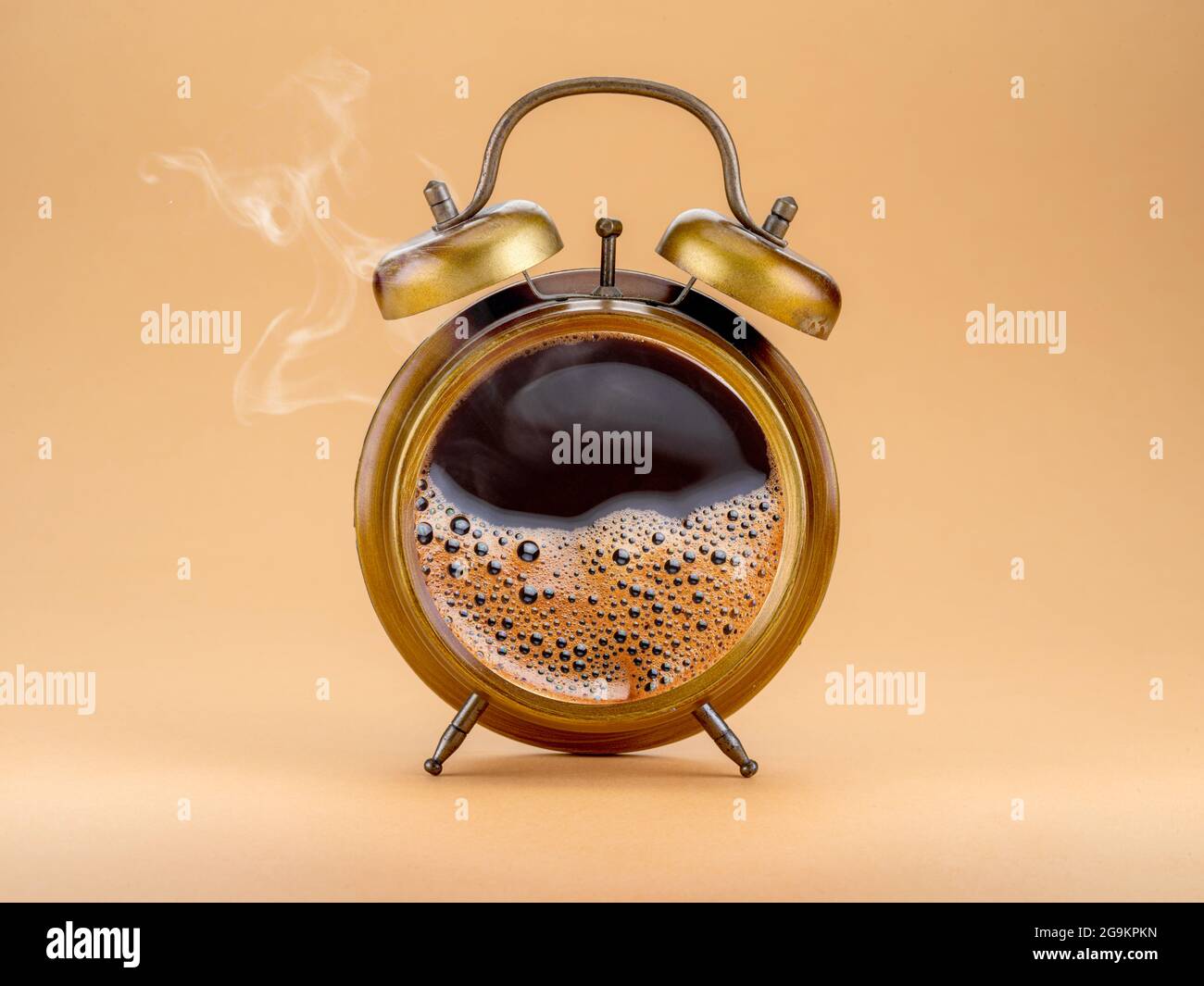 Collage di bevande a base di caffè. Caffè caldo all'interno dell'orologio A'larm come simbolo del tempo del caffè. Foto Stock