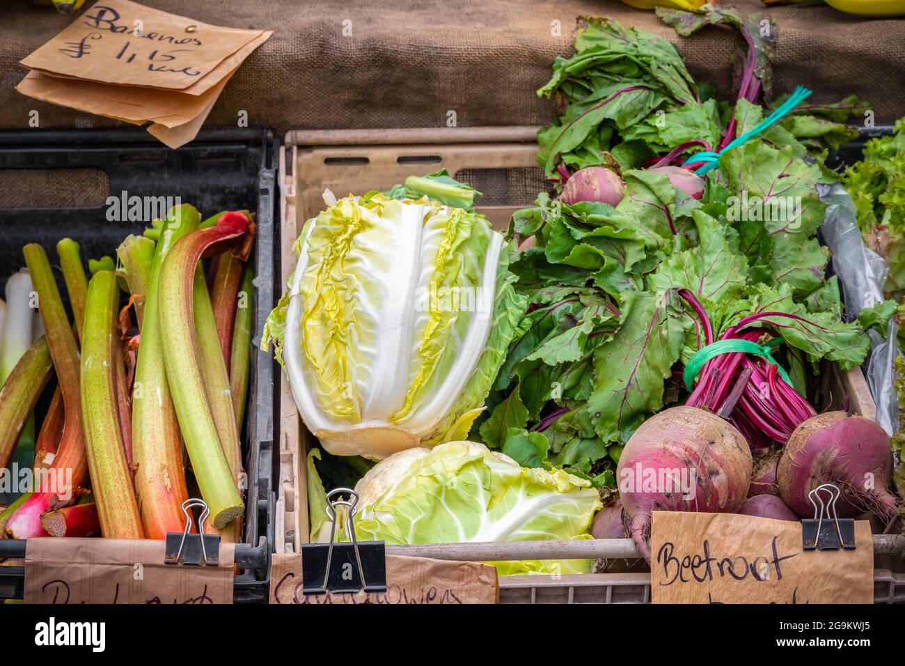 Verdure fresche assortite in mostra al mercato di Broadway, un mercato di strada a Hackney, Londra Est Foto Stock