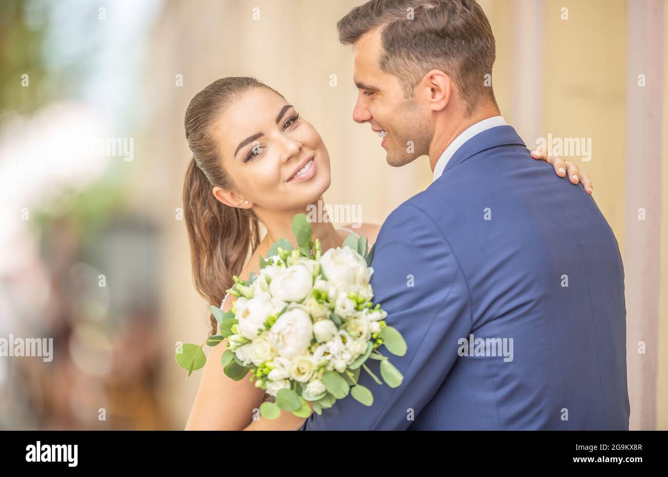 Una coppia appena sposata che danzano la prima danza dopo la cerimonia nuziale con fiori meravigliosi. Foto Stock