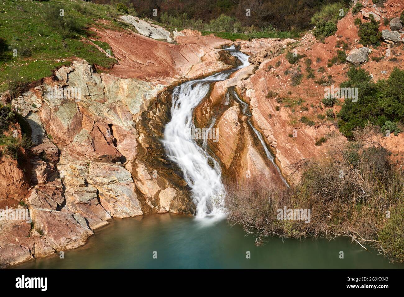 Cascata nel fiume Turon nella città di El Burgo, provincia di Malaga. Sierra de las Nieves, Andalusia, Spagna Foto Stock