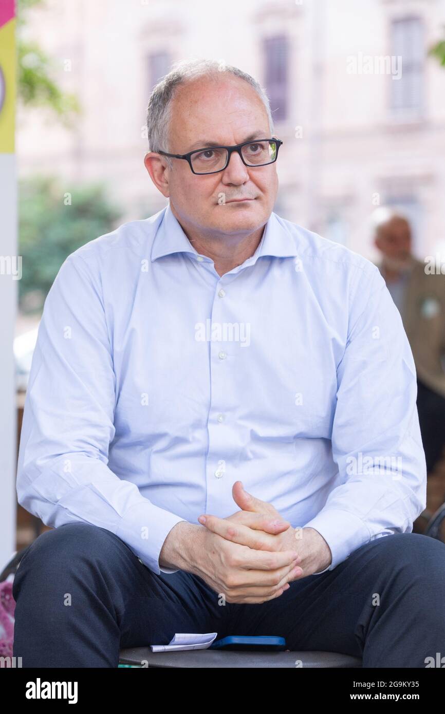 Roma, Italia. 26 luglio 2021. Roberto Gualtieri, candidato al Sindaco di Roma, in occasione di un'assemblea pubblica organizzata da 'Mostra Civica Ecologia' in Piazza Santa Maria Liberatrice nel quartiere Testaccio di Roma (Foto di Matteo Nardone/Pacific Press/Sipa USA) Credit: Sipa USA/Alamy Live News Foto Stock