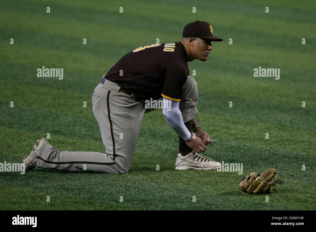 San Diego Padres terzo basemen Manny Machado (13) lega le sue scarpe in protesta per una chiamata fatta da casa MLB piastra umpire Bill Miller durante una regolare MLB Foto Stock