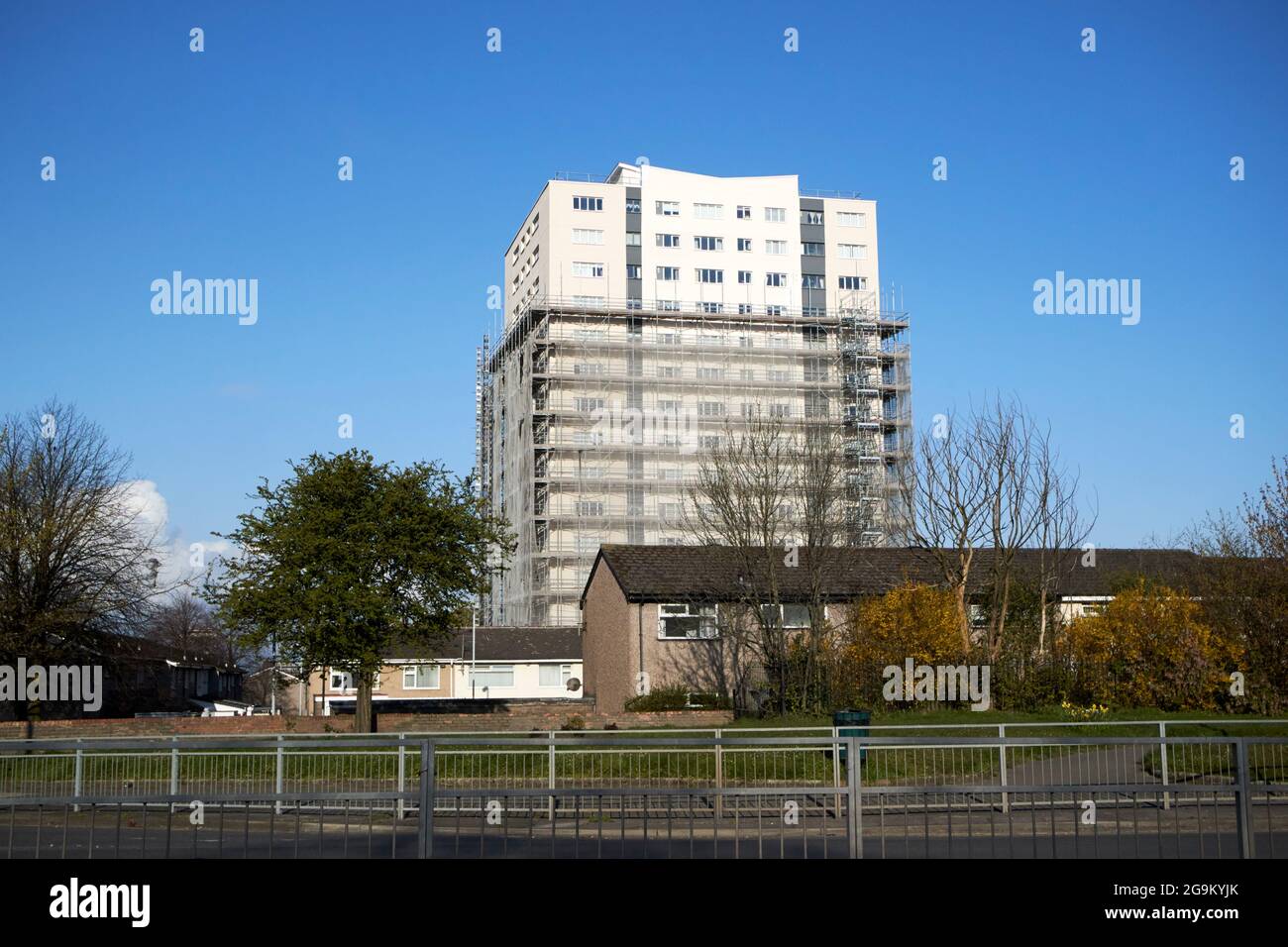 oxford house 16 piani torre blocco con ponteggio per riparazioni fernhill road bootle liverpool inghilterra gli inquilini/proprietari britannici sono stati contestare le riparazioni cos Foto Stock