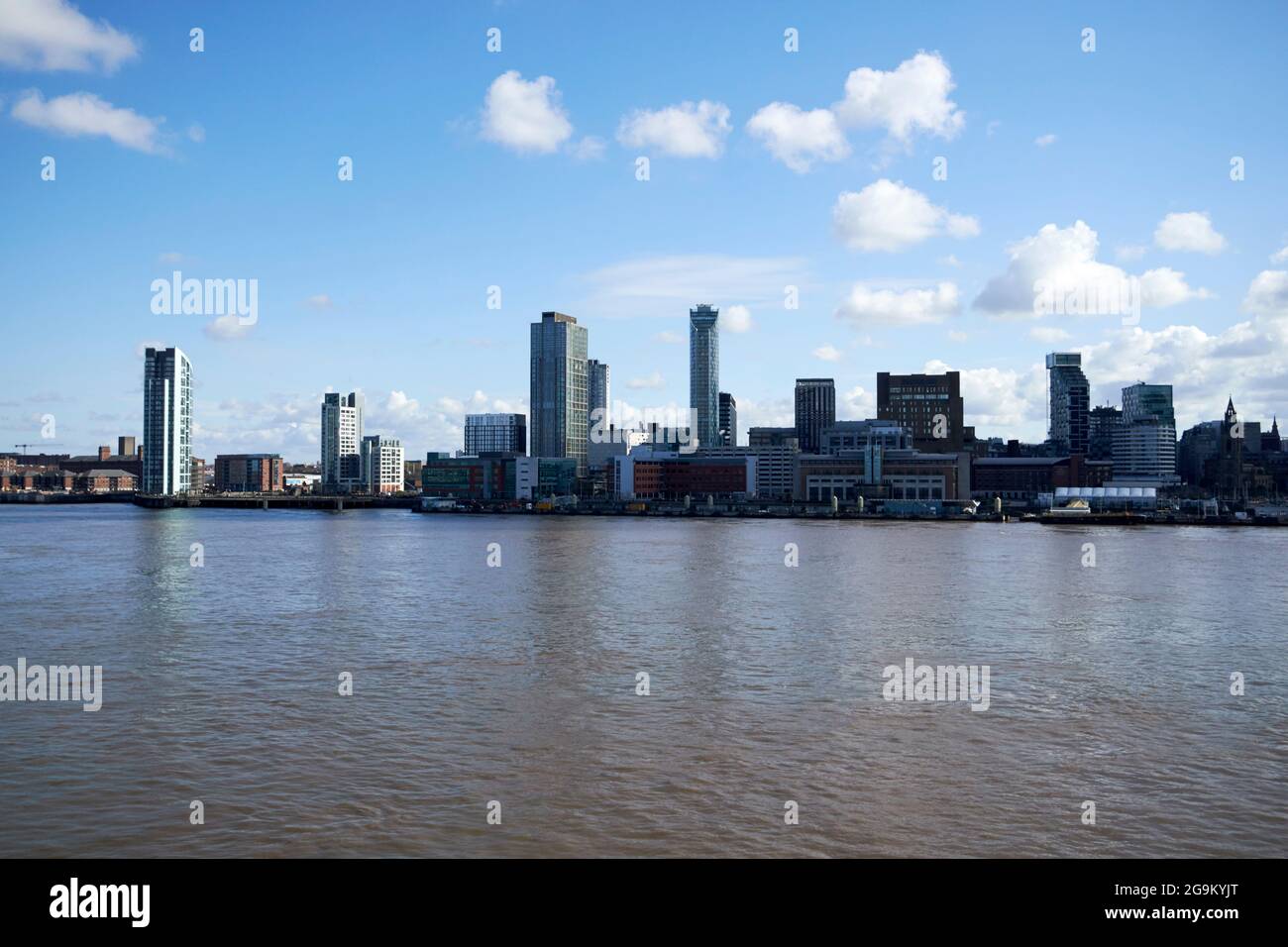 lo skyline del centro di liverpool si affaccia sul fiume mersey da birkenhead liverpool inghilterra Foto Stock