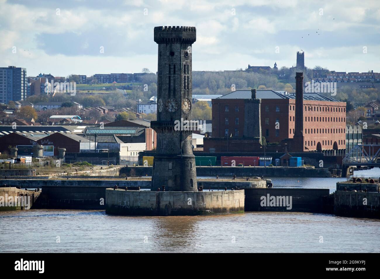 vista della torre victoria al molo di collingwood dal fiume mersey liverpool inghilterra uk Foto Stock