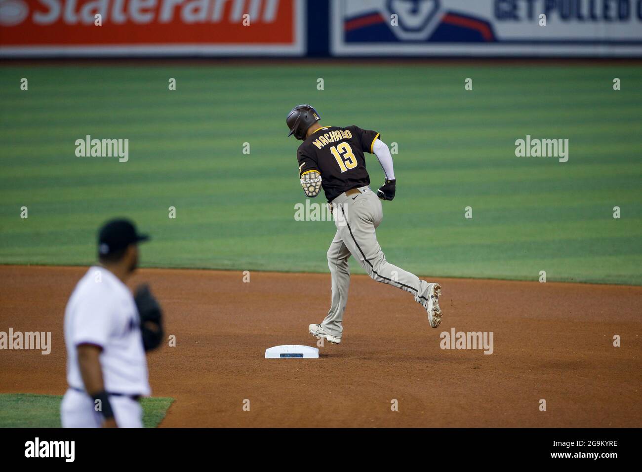 San Diego Padres terzo basemen Manny Machado (13) colpisce una corsa in casa durante una partita di stagione regolare di MLB contro i Miami Marlins, domenica 25 luglio 2021, Foto Stock
