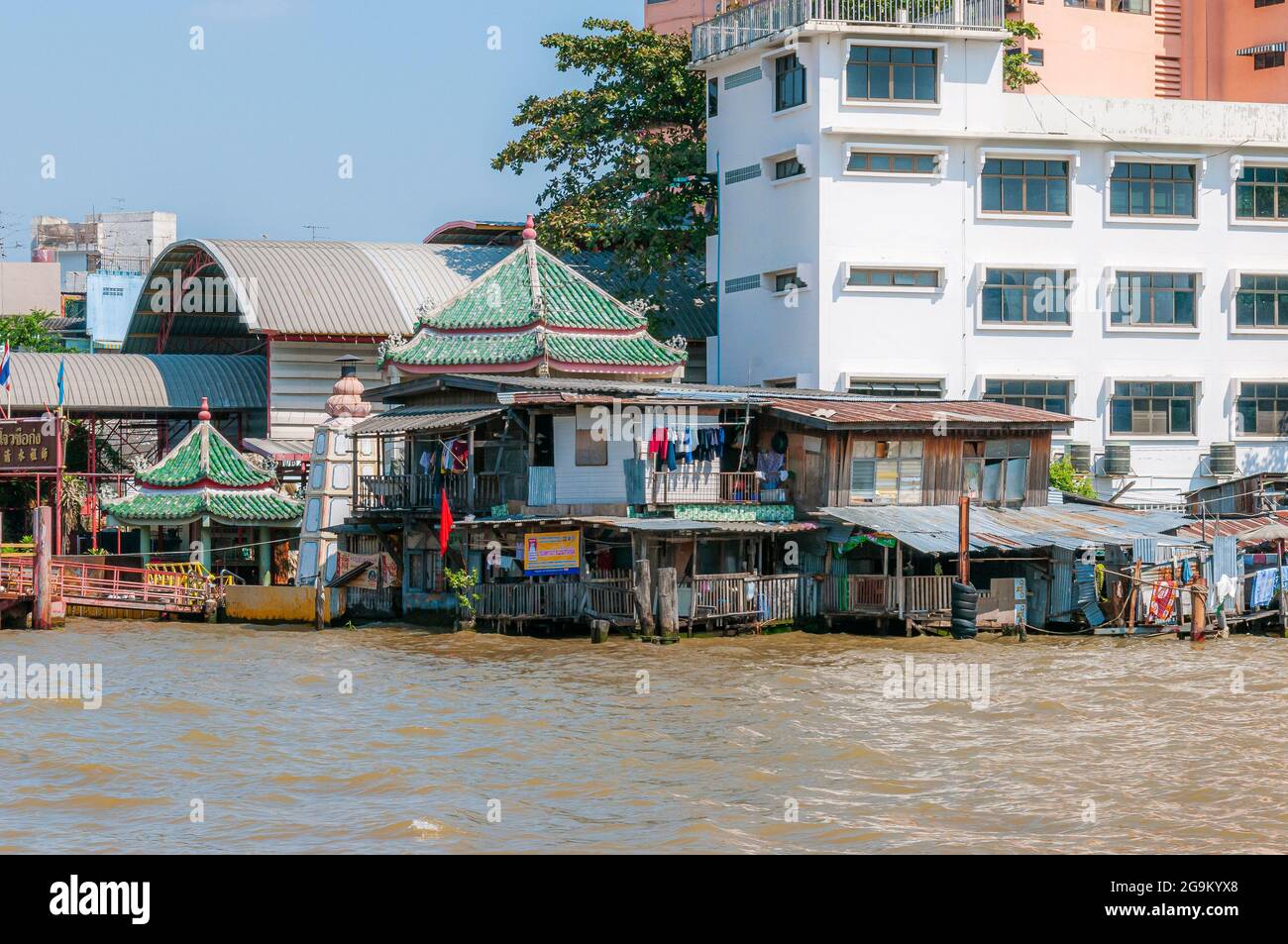 Alloggi a rischio di inondazioni sulle rive del fiume Chao Phraya a Bangkok in Thailandia. Foto Stock