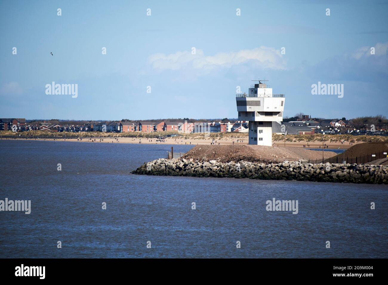 Derelict Seaforth radar torre sul fiume mersey ingresso alla zona del porto di liverpool con la spiaggia di crosby sullo sfondo inghilterra regno unito Foto Stock
