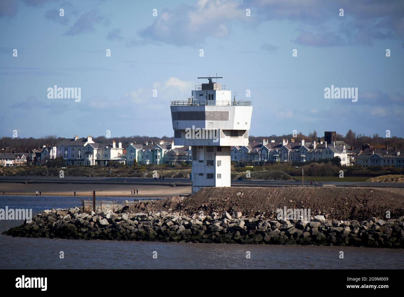 Derelict Seaforth radar torre sul fiume mersey ingresso alla zona del porto di liverpool con la spiaggia di crosby sullo sfondo inghilterra regno unito Foto Stock
