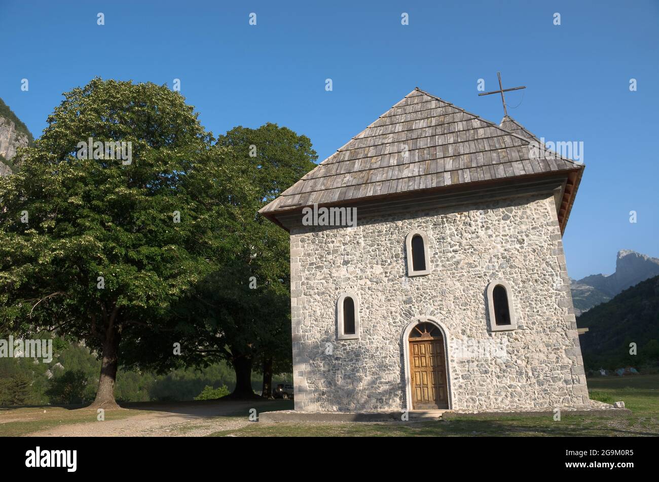 La Chiesa cattolica nel Parco Nazionale di Theth in Albania fu costruita nel 1892 ma durante il regime di Hoxha fu chiusa, grazie alla diaspora albanese vivente Foto Stock