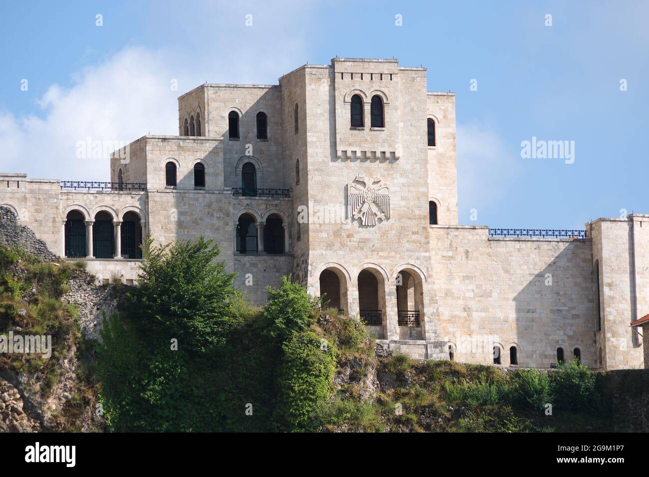 Museo Nazionale Skanderbeg è stato costruito nel famoso castello di Kruja, sulla facciata l'aquila a doppia testa il simbolo nazionale degli albanesi Foto Stock