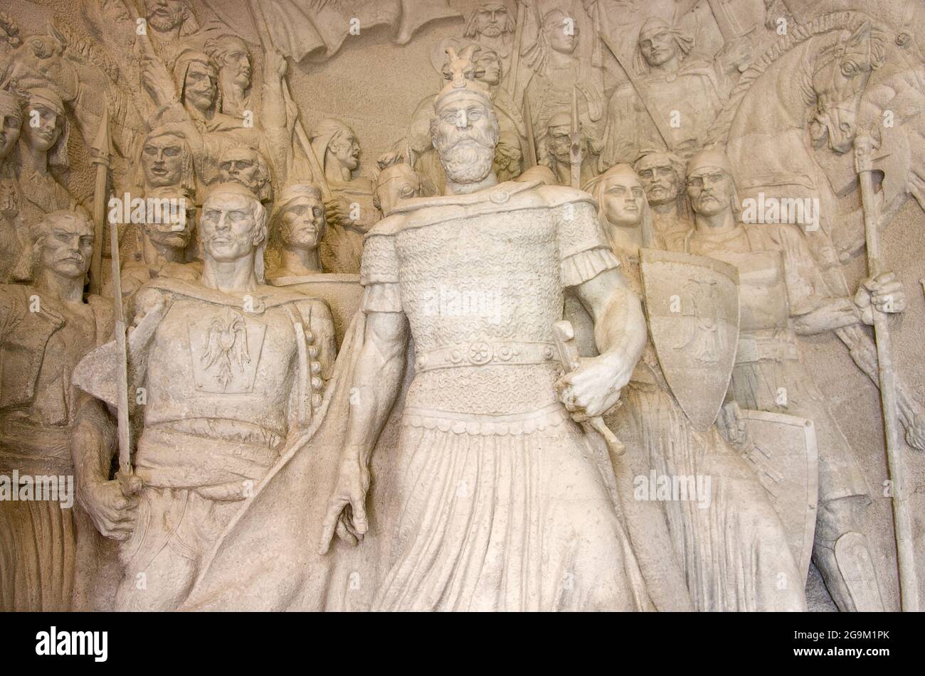 Un gruppo scultoreo guidato dall'eroe nazionale G. K. Skanderbeg si trova all'interno del Museo Nazionale costruito all'interno del castello di Kruja Foto Stock