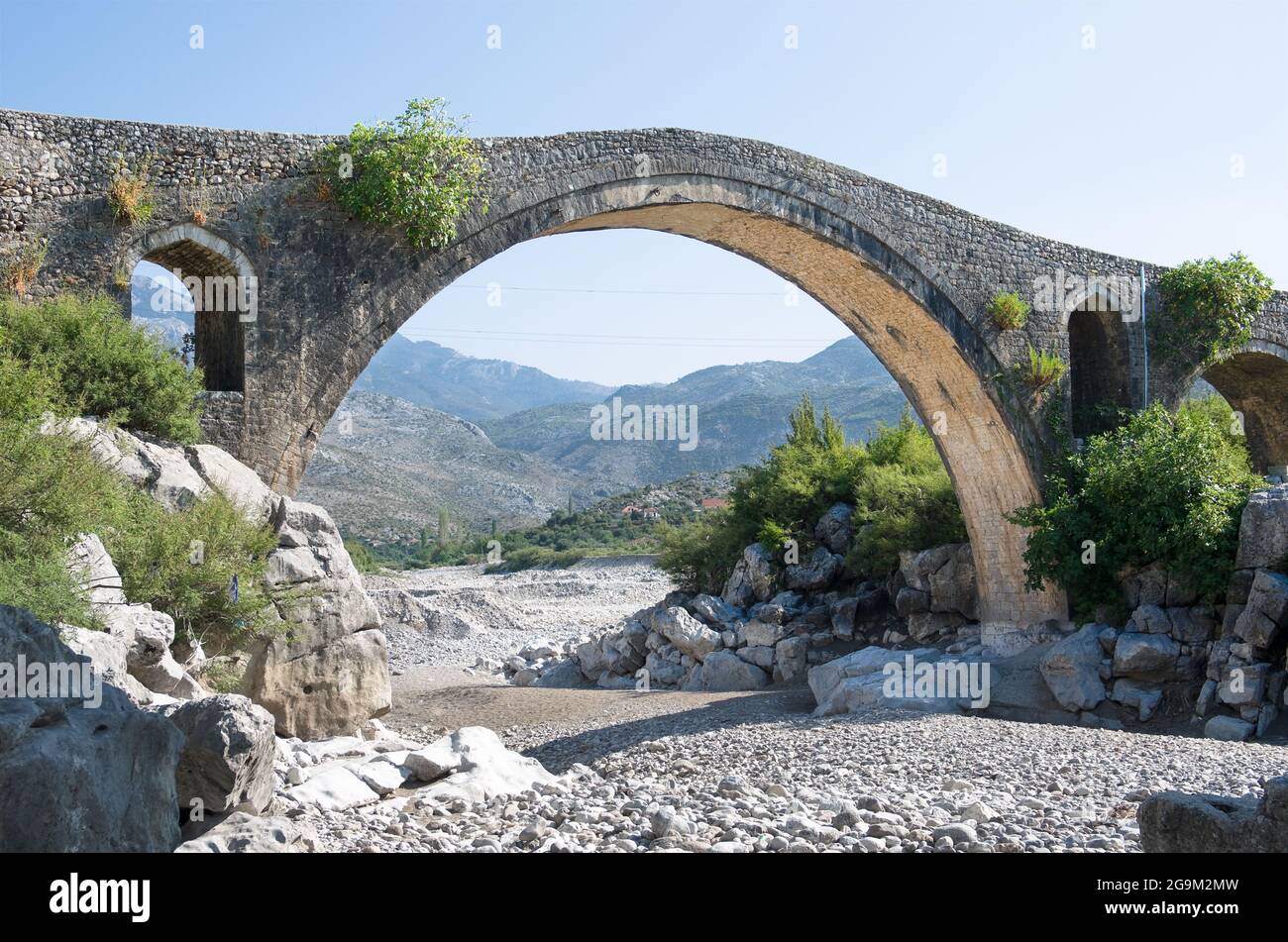MES Bridge (Albanese: URA e Mesit) vicino a Shkoder in Albania Foto Stock