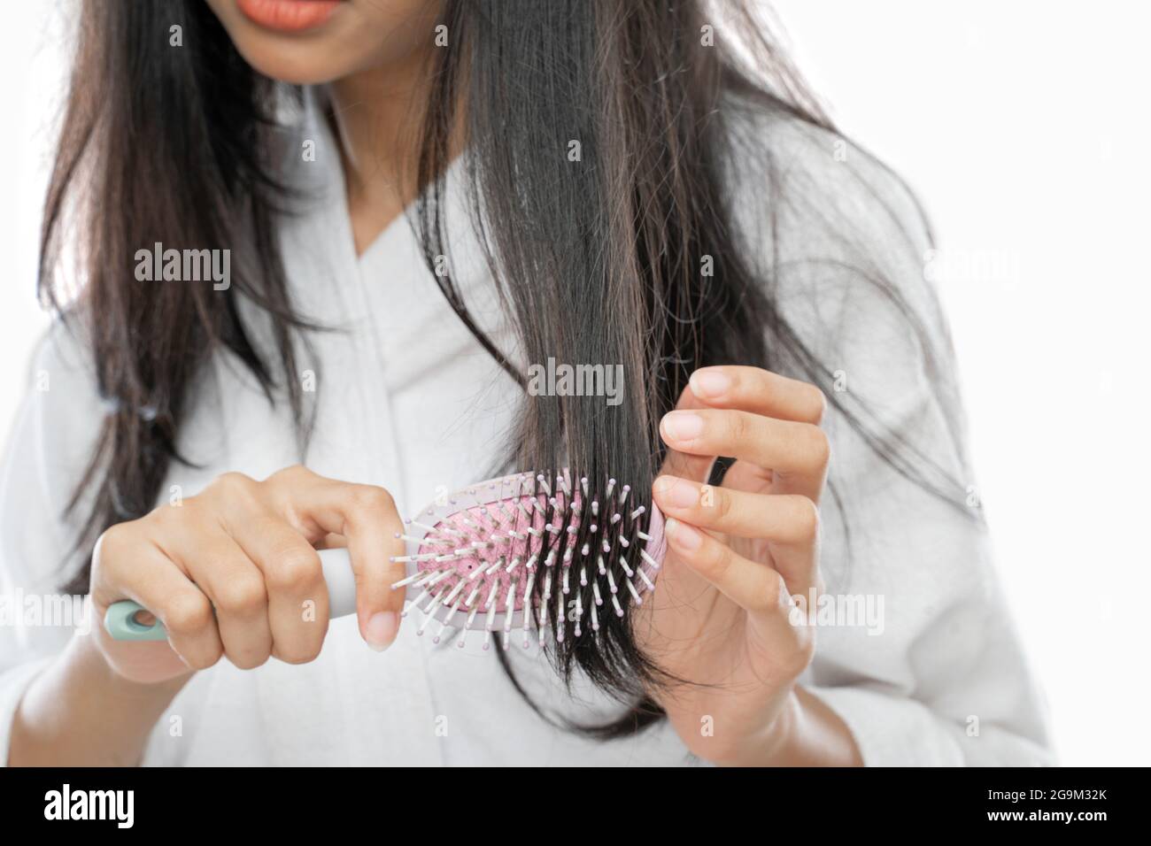 primo piano di una donna che utilizza il pettine con i capelli riccati Foto Stock