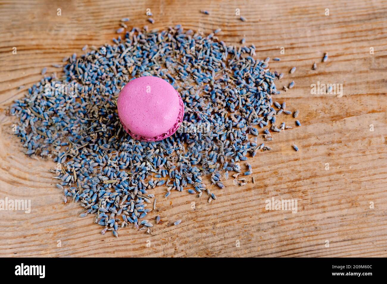Macaroni di lavanda dolce francese con fiori lavanda su sfondo di legno, copia spazio Foto Stock
