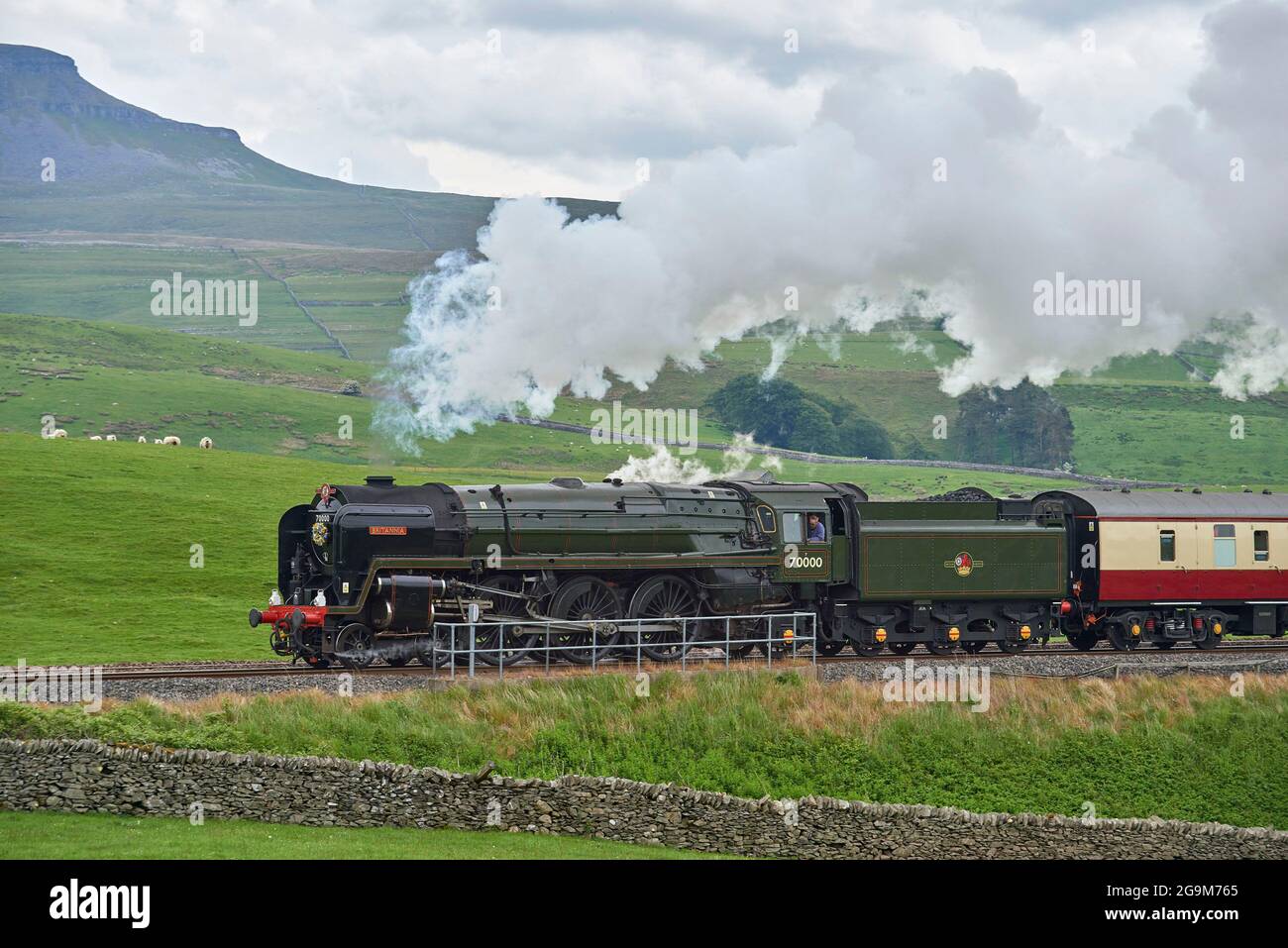 Locomotiva a vapore conservato n. 70000 Britannia, sulla ferrovia Settle e Carlisle a Horton a Ribblesdale, Yorkshire Dales, che trasporta un treno speciale Foto Stock
