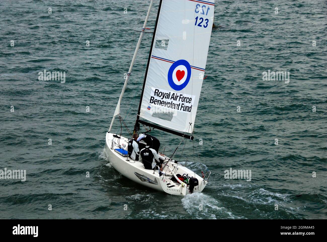 Royal Air Force Benevolent Fund Yacht Spitfire vela nella regata Solent in Cowes Week, Inghilterra Foto Stock