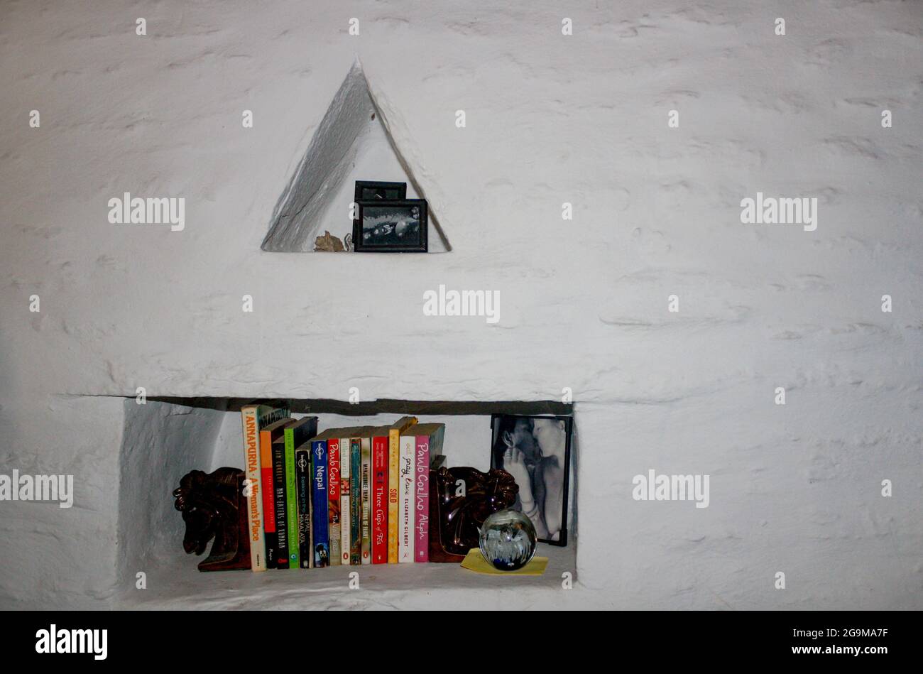 Interni della casa con vaso di fiori e scaffale. Foto Stock