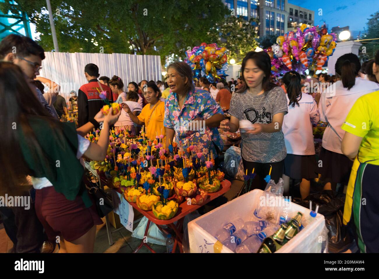 Bangkok, Tailandia, 25 novembre 2015, i venditori vendono Krathongs all'uscita del parco di Benjasiri in occasione di Loy Krathong. Foto Stock