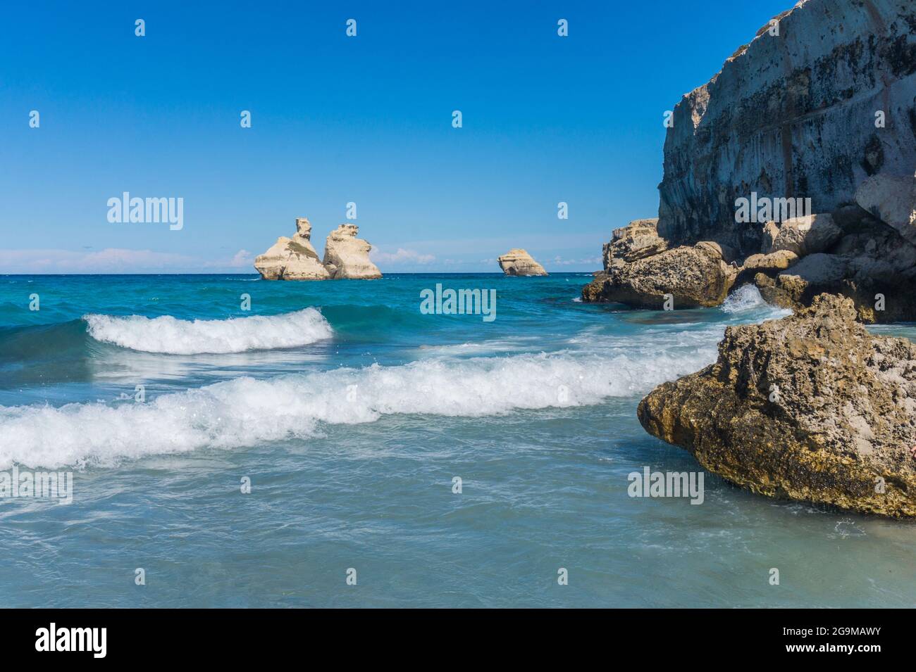 Spiaggia di Torre dell'Orso, Costa Salentina, Lecce, Puglia, Italia. Two Sisters Rocks, acque cristalline e vista sulle scogliere. Nessuna gente. Foto Stock