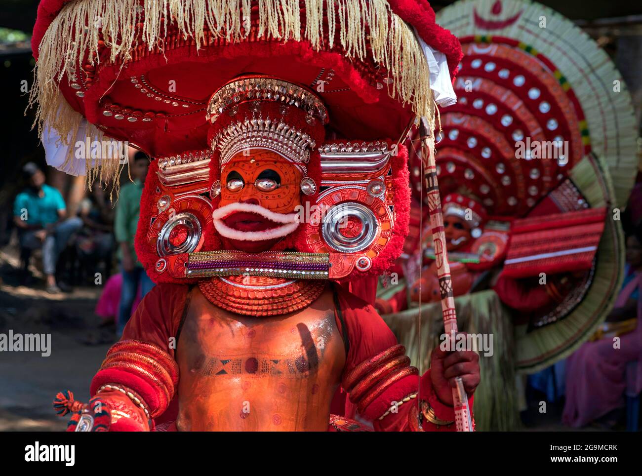 Theyyam (Teyyam, Theyam, Theyyyattam) è una forma rituale popolare di culto della danza in Kerala e Karnataka, India. Theyyam consisteva di diverse migliaia di anni Foto Stock