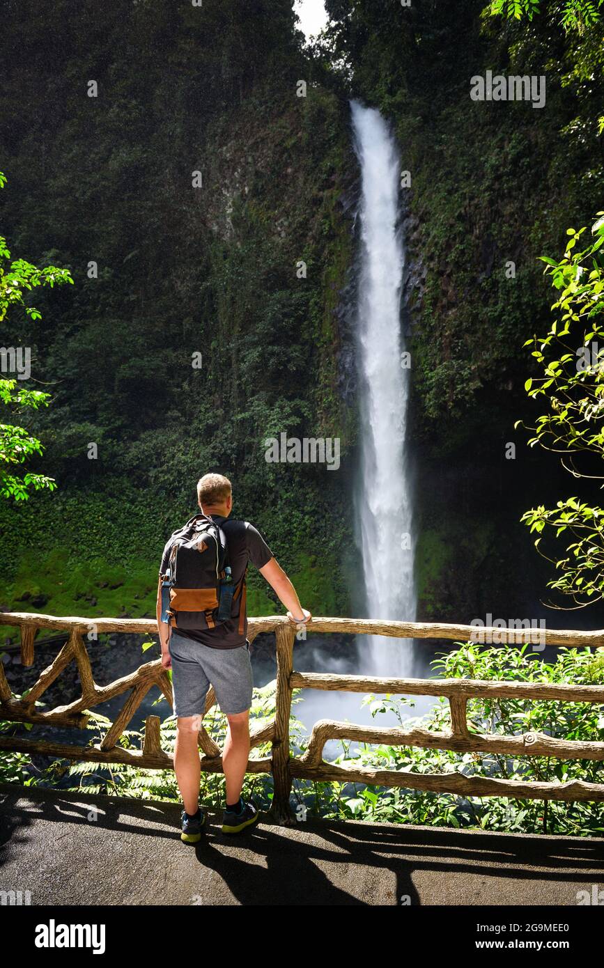 Turista che guarda alla cascata la Fortuna in Costa Rica Foto Stock