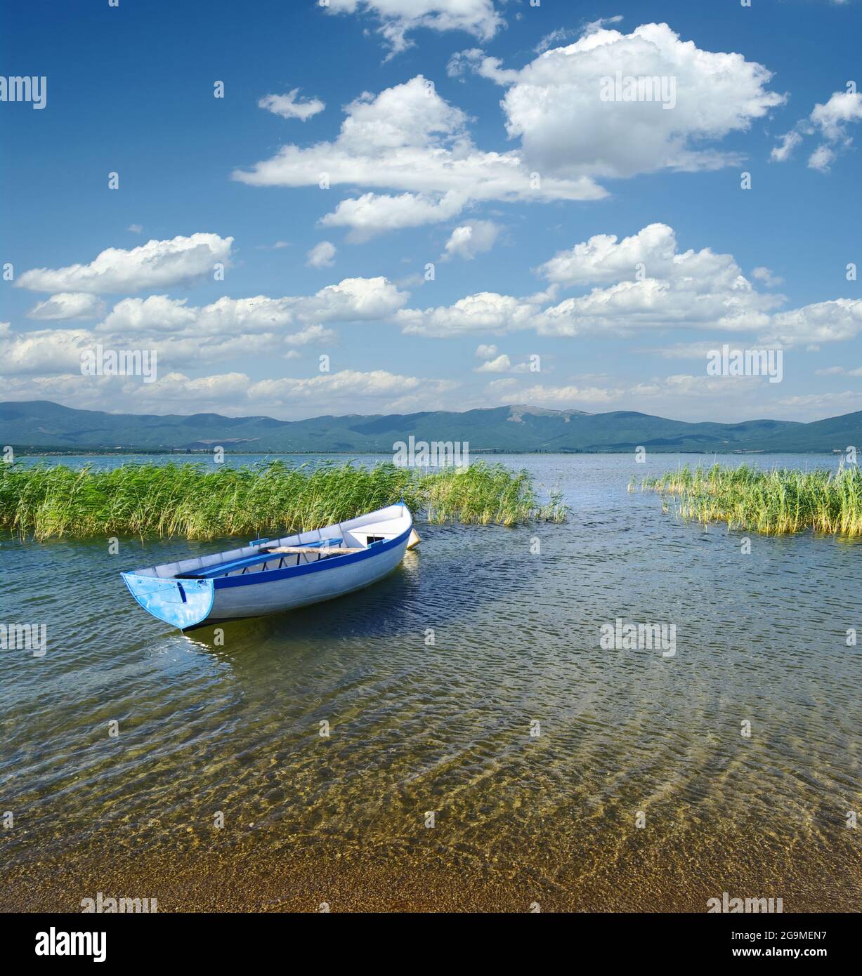 Paesaggio torbido su una barca a remi ormeggiata nel lago di Prespa, Repubblica di Macedonia Foto Stock