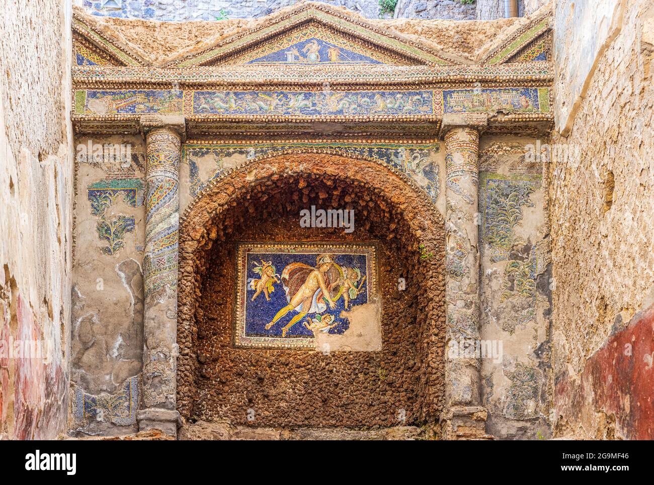 Una camera nelle Terme Suburbane di Pompei decorata con bellissimi mosaici e conchiglie bianche Foto Stock