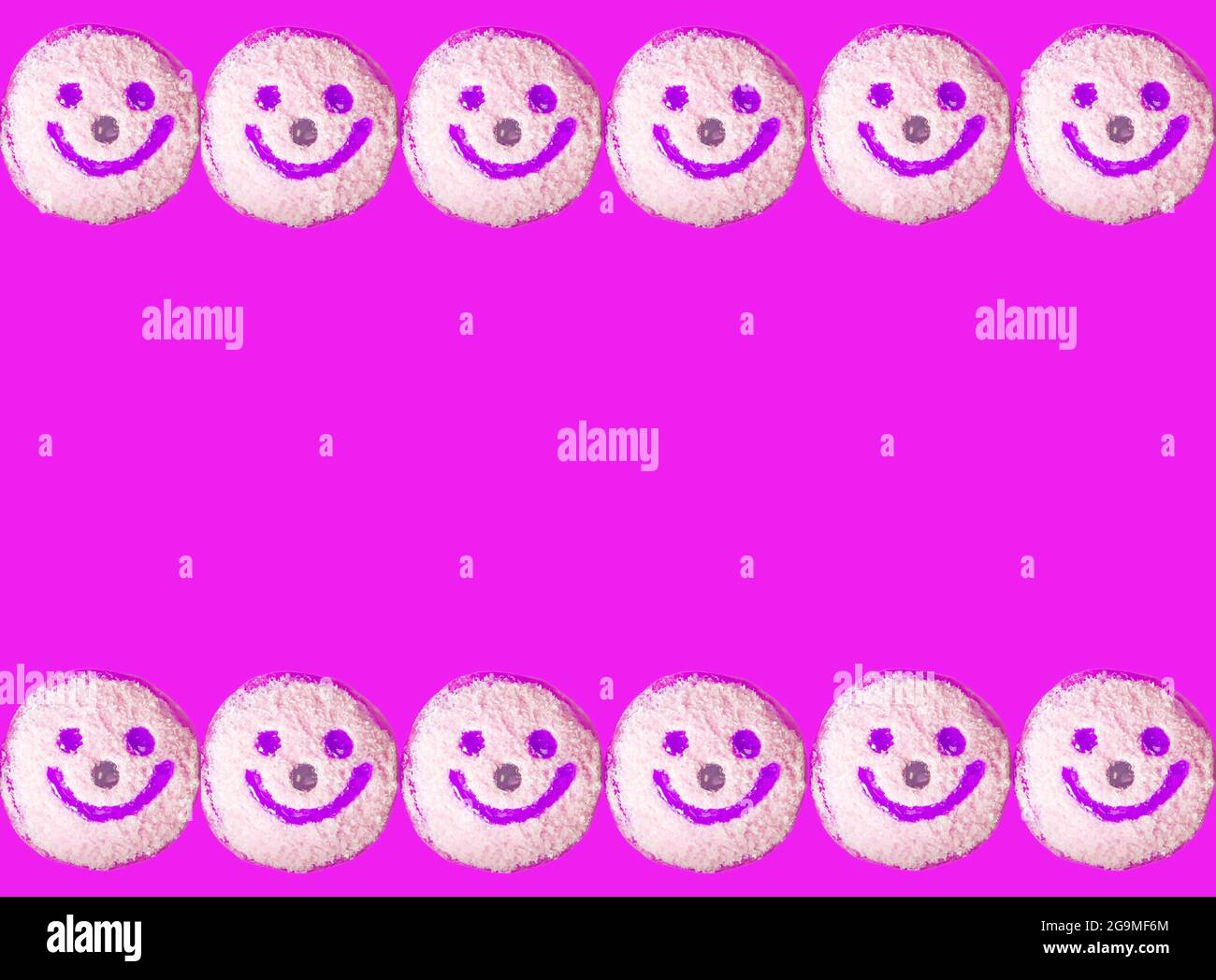 Doppie file di faccia sorridente fiocchi di cocco Jelly Donuts su sfondo rosa caldo con Copy Space Foto Stock