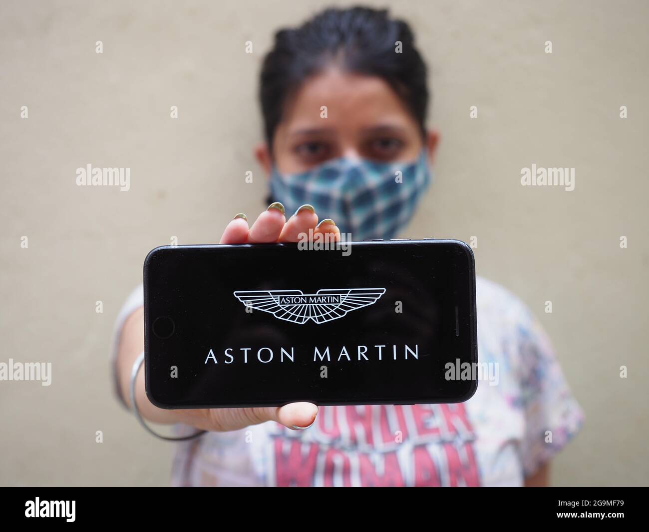 KOLKATA, INDIA - 26 luglio 2021: Concetto di Aston Martin lancio del servizio in India. Logo Aston Martin nello schermo del telefono cellulare e nello spazio di copia. Closeup t Foto Stock