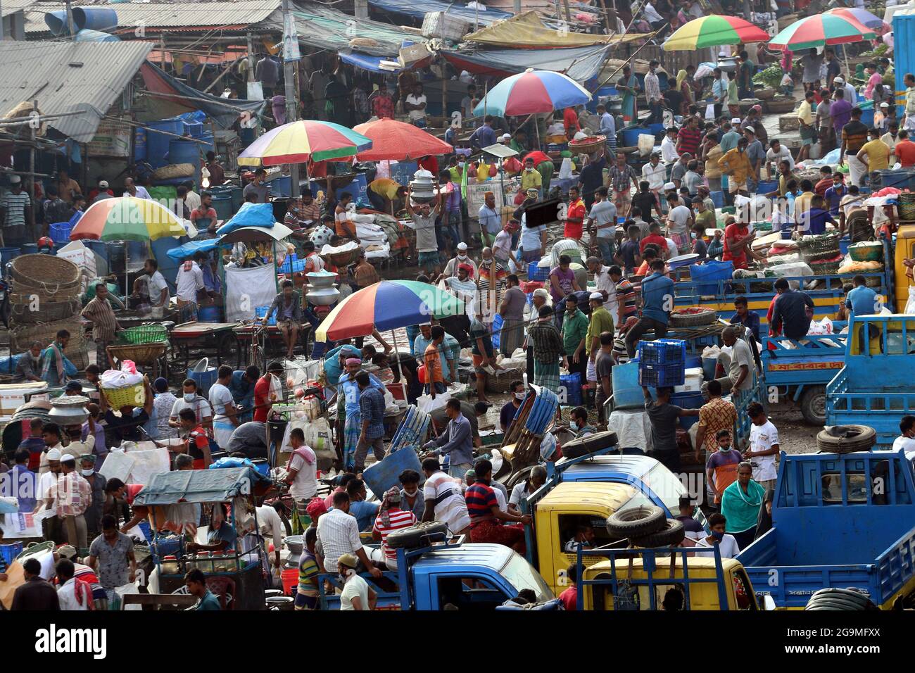 Luglio 27,2021, Dhaka, Bangladesh: Epidemia di Corona in Bangladesh, le persone non mantengono la distanza sociale e la distanza fisica. Non utilizzare la superficie di usura Foto Stock