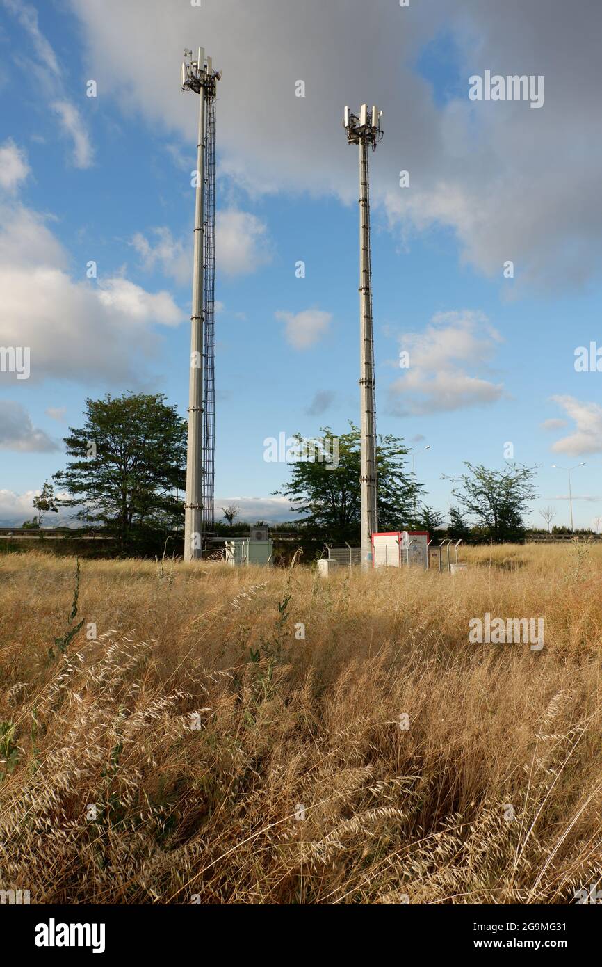 Torre cellulare di GSM operatore in una giornata nuvolosa a campo Turchia Foto Stock