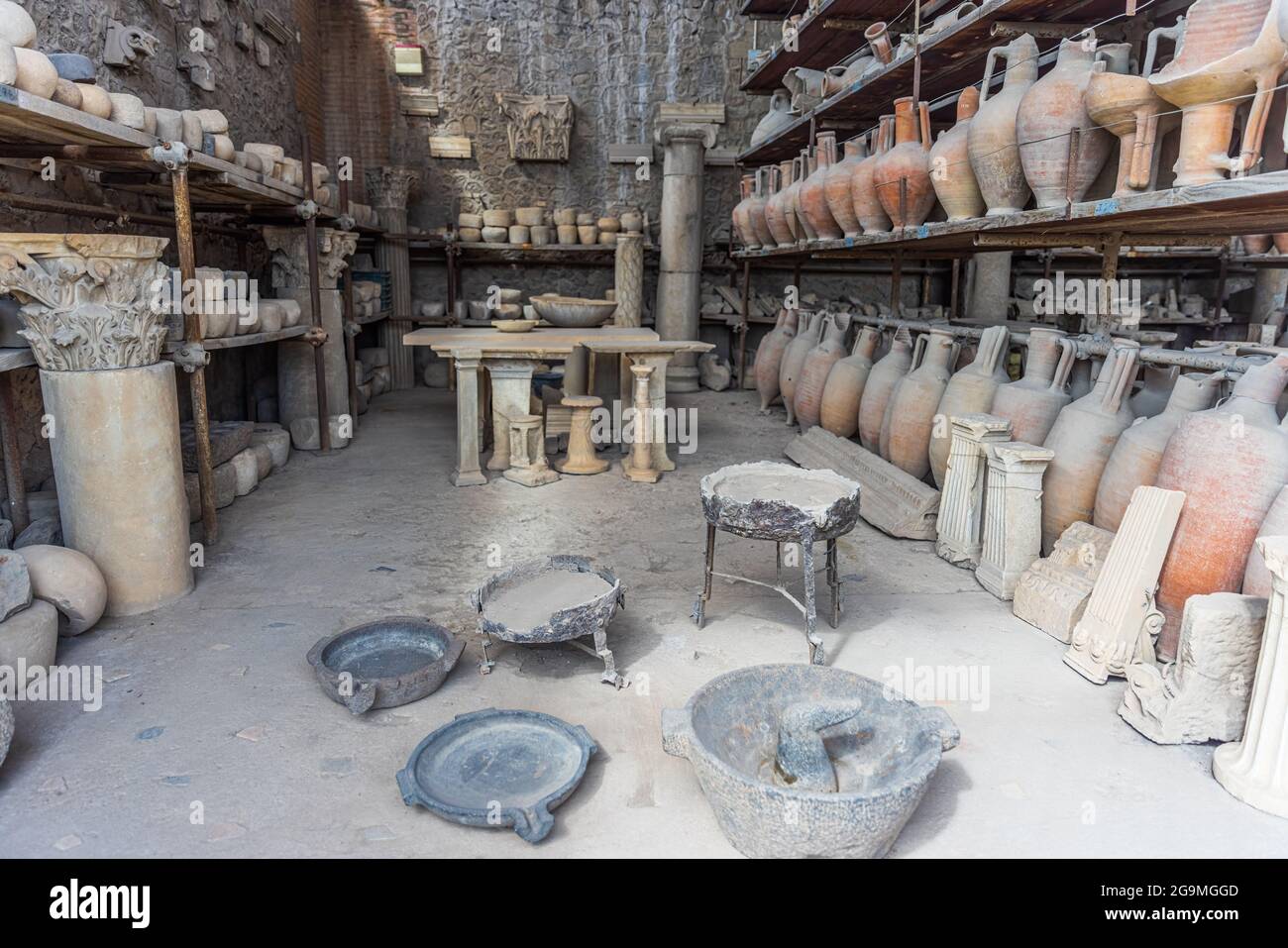 Pottery rilasciato da scavi di Pompei, Italia Foto Stock