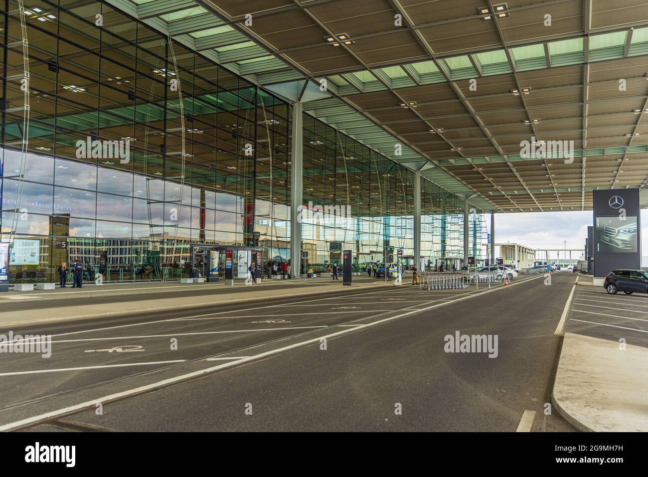 BERLINO, GERMANIA - 18 MAGGIO 2021: Esterno del Terminal 1 dell'aeroporto internazionale di Berlino-Brandeburgo (BER), di recente apertura Foto Stock