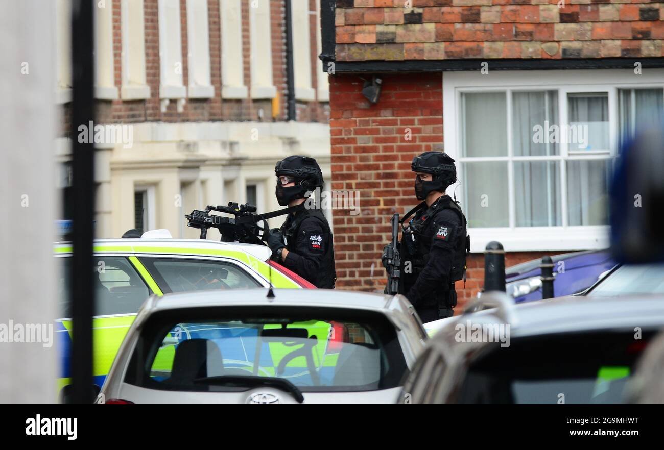 Fila ufficiali armati sulla scena di un incidente a Canterbury, Kent. Foto Stock