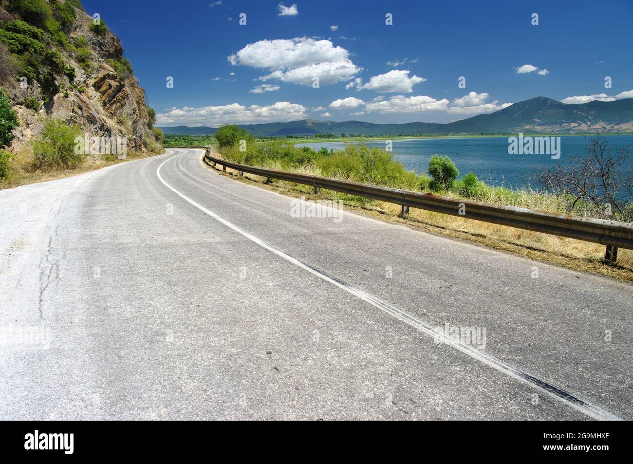 Strada tortuosa lungo il lago Prespa nel Parco Nazionale Galicica, Repubblica di Macedonia Foto Stock