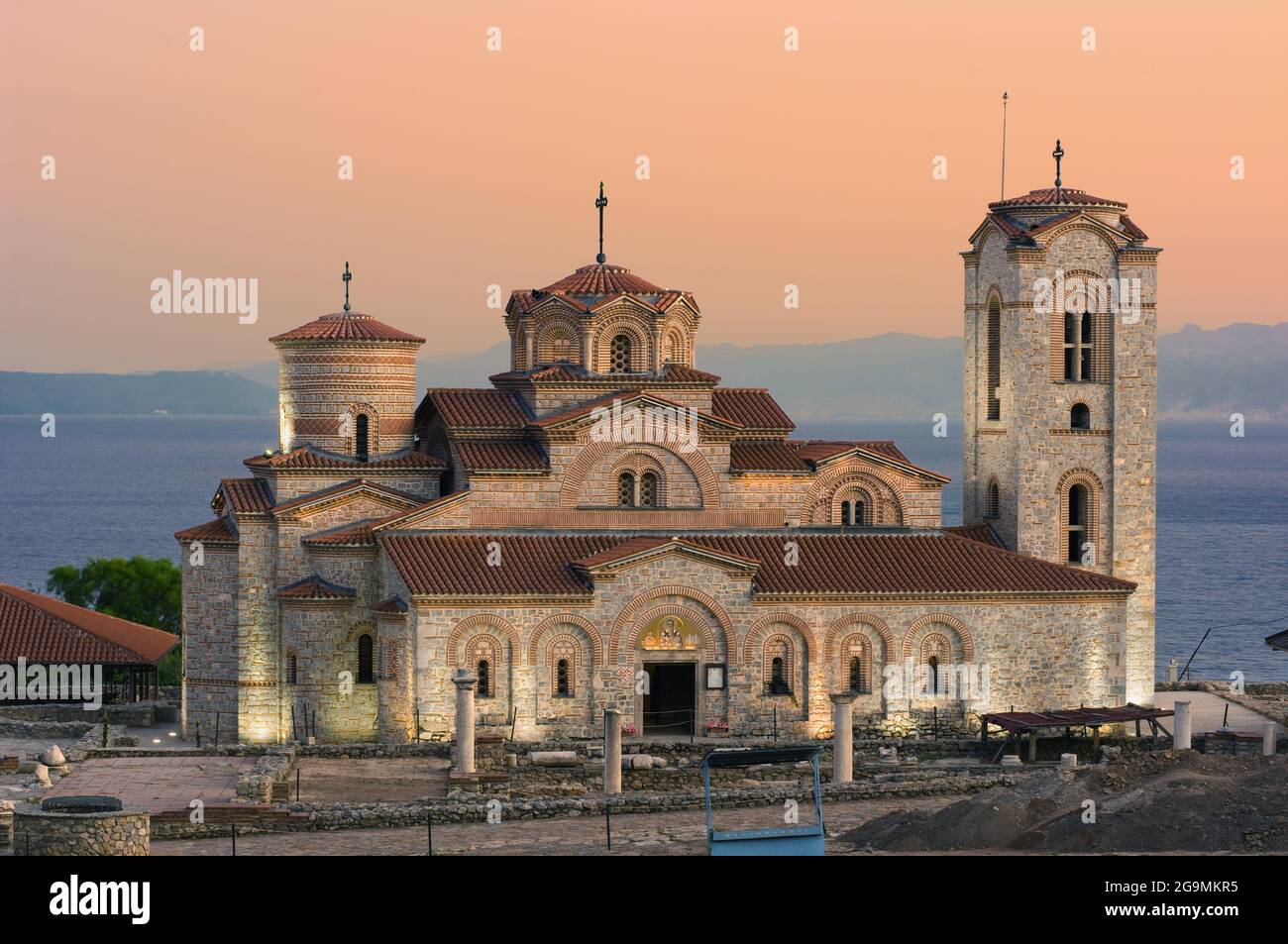 Vista della Chiesa di San Panteleimon al crepuscolo nella Vecchia Ohrid, Repubblica di Macedonia Foto Stock