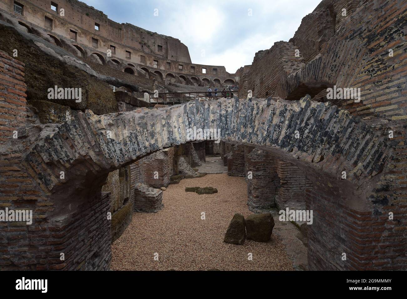 I livelli sotterranei del Colosseo, la ‘ipogea’, sono stati restaurati ed ora sono aperti ai visitatori per la prima volta a Roma il 26 luglio 2021. Le strutture, situate sotto l'arena e che in tempi antichi erano invisibili agli spettatori, sono costituite da pareti delimitanti corridoi, 8 longitudinali e 6 anulari. Il Colosseo, che poteva ospitare tra i 50,000 e i 75,000 spettatori, era dotato di una serie di dispositivi tecnologici utilizzati per l'apparizione di uomini, animali e attrezzature da palco sull'arena. Tra i dispositivi risalenti all'età flaviana, è ancora possibile vedere il se Foto Stock