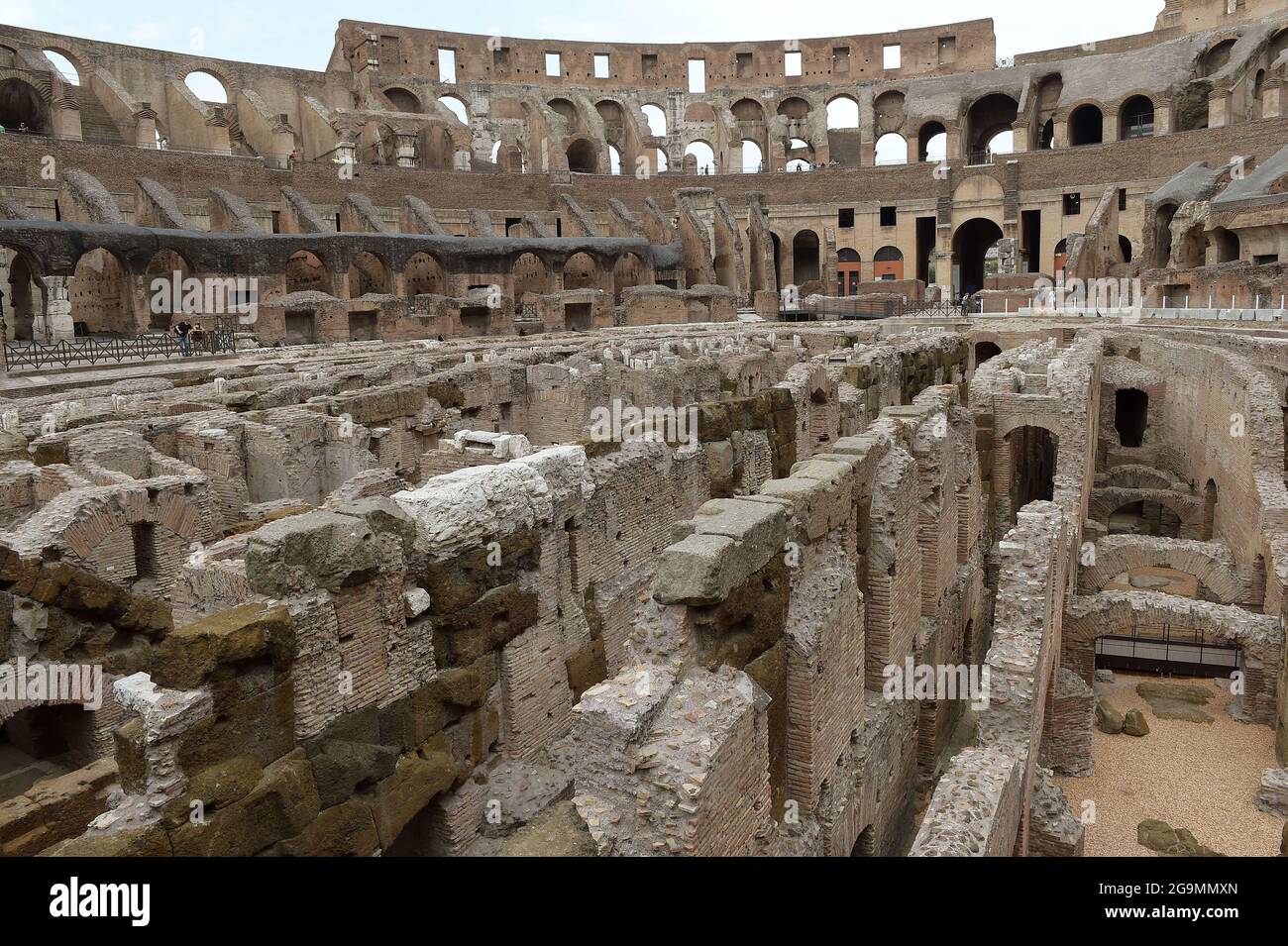 I livelli sotterranei del Colosseo, la ‘ipogea’, sono stati restaurati ed ora sono aperti ai visitatori per la prima volta a Roma il 26 luglio 2021. Le strutture, situate sotto l'arena e che in tempi antichi erano invisibili agli spettatori, sono costituite da pareti delimitanti corridoi, 8 longitudinali e 6 anulari. Il Colosseo, che poteva ospitare tra i 50,000 e i 75,000 spettatori, era dotato di una serie di dispositivi tecnologici utilizzati per l'apparizione di uomini, animali e attrezzature da palco sull'arena. Tra i dispositivi risalenti all'età flaviana, è ancora possibile vedere il se Foto Stock