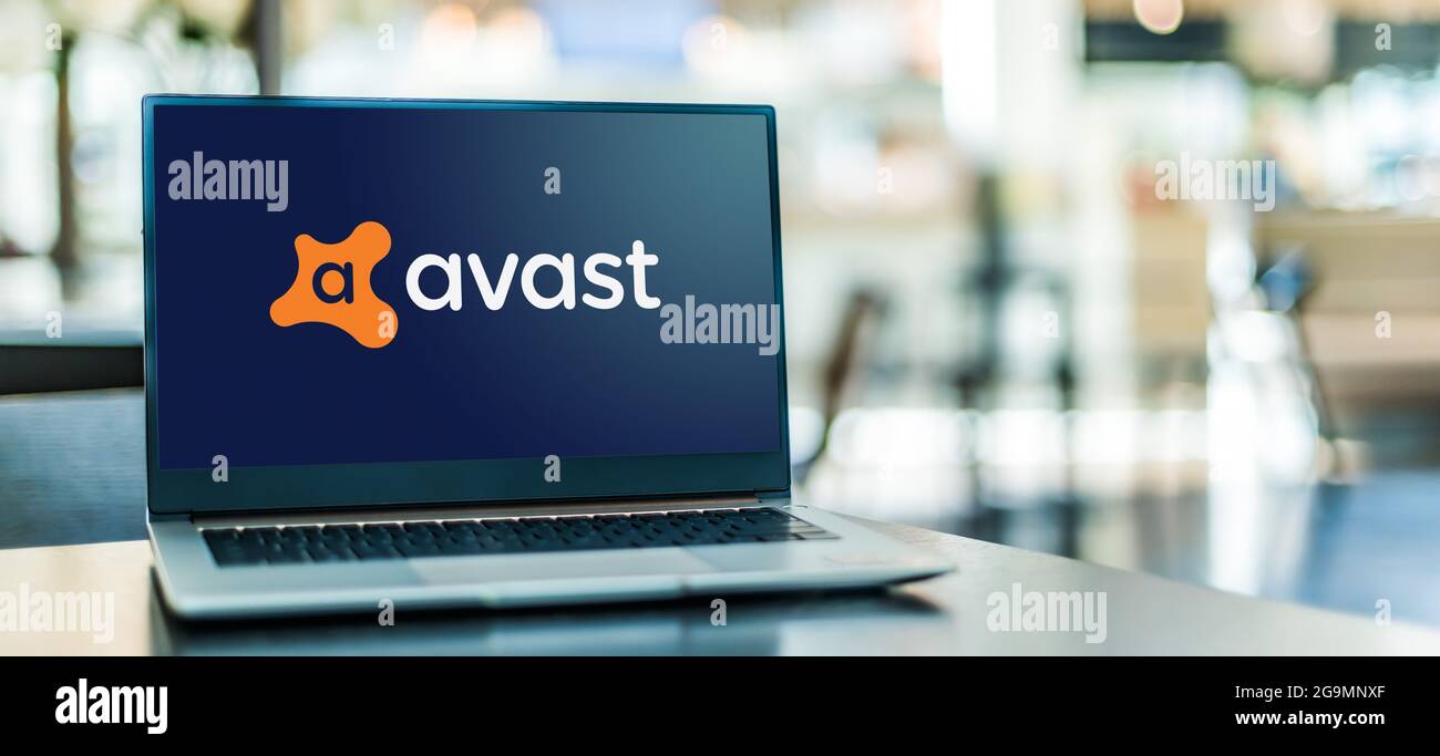 POZNAN, POL - 12 GIU 2021: Computer portatile con il logo di Avast, una multinazionale ceca di software per la sicurezza informatica con sede a Praga, CZ Foto Stock