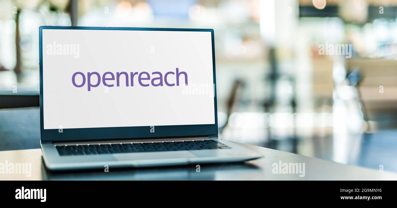 POZNAN, POL - 3 LUGLIO 2021: Computer portatile con logo di Openreach, una divisione funzionale della società di telecomunicazioni BT plc, che mantiene il suo marchio Foto Stock