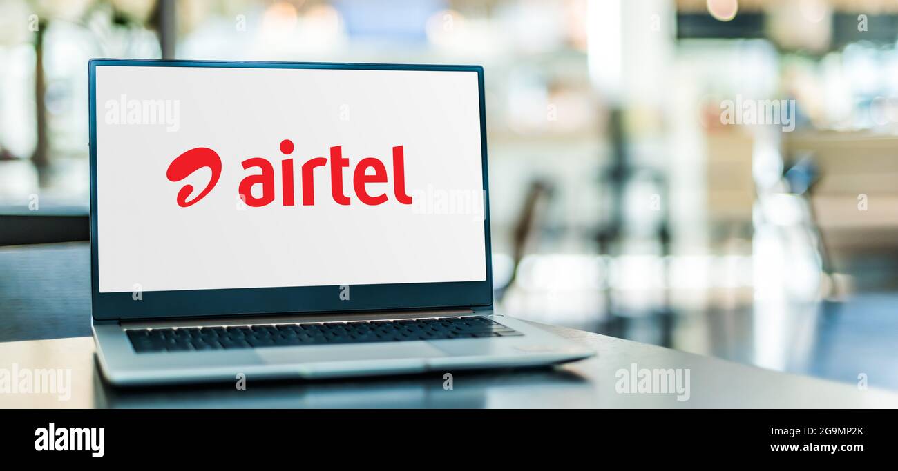 POZNAN, POL - 3 LUGLIO 2021: Computer portatile con logo di Bharti Airtel Limited, una multinazionale di servizi di telecomunicazione con sede a New Foto Stock